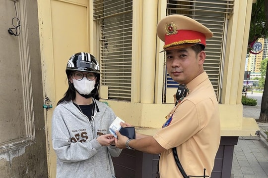 Hà Nội: Rơi mất ví cùng giấy tờ, cô gái bất ngờ được CSGT liên hệ trao trả