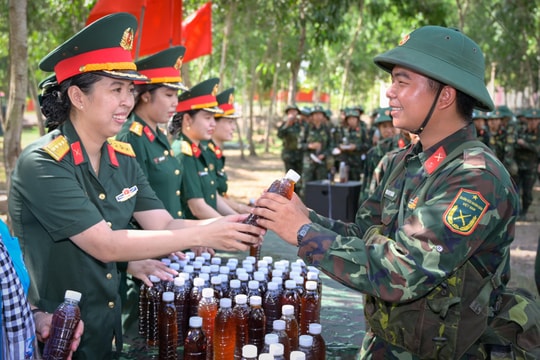 An Giang: Những chai nước thao trường, giúp chiến sĩ mới hăng say huấn luyện