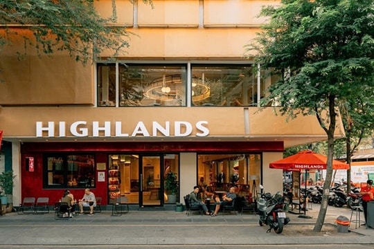 Phía sau con số 300 tỷ: Khi Highlands Coffee buộc phải "tự bẻ cánh" để sinh tồn