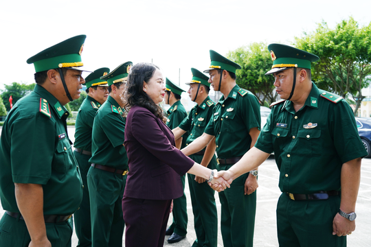 Phó Chủ tịch nước Võ Thị Ánh Xuân thăm, tặng quà Bộ đội Biên phòng cảng Dương Đông