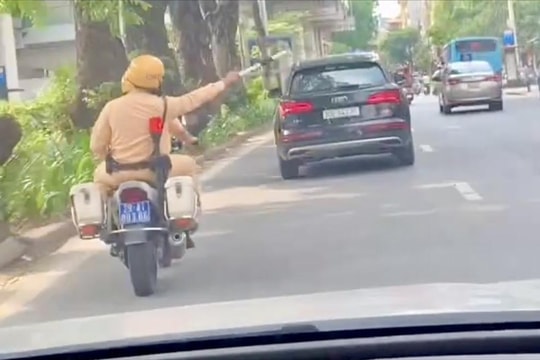 CSGT Hà Nội trở thành ‘người mở lối’ trong khoảnh khắc sinh tử