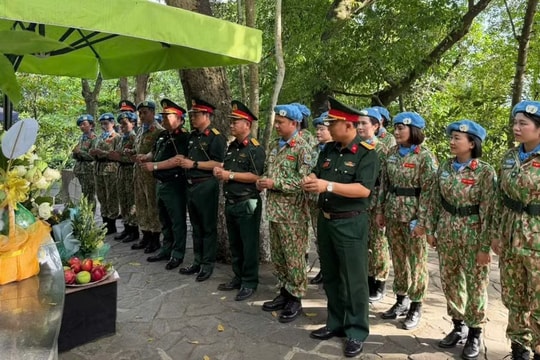 Đội Công binh số 5 dâng hương Chủ tịch Hồ Chí Minh trước khi lên đường làm nhiệm vụ