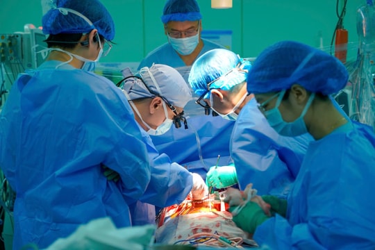 Gần 100 nhân viên y tế hỗ trợ ca ghép tim cho bệnh nhi 15 tuổi