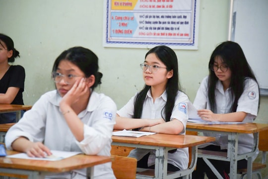 Nữ sinh đạt 2 điểm 10 tốt nghiệp THPT chia sẻ "bí quyết" trong làm bài thi