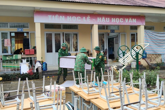 Cao Bằng: Đồn Biên phòng cửa khẩu Lý Vạn tiếp tục giúp đỡ người dân khắc phục hậu quả mưa lũ