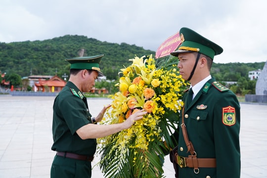 An Giang: Tư lệnh Bộ đội Biên phòng dâng hoa Tượng đài Chủ tịch Hồ Chí Minh