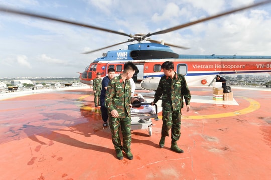 Xuyên đêm đưa 2 bệnh nhân nguy kịch từ đặc khu Trường Sa về đất liền điều trị