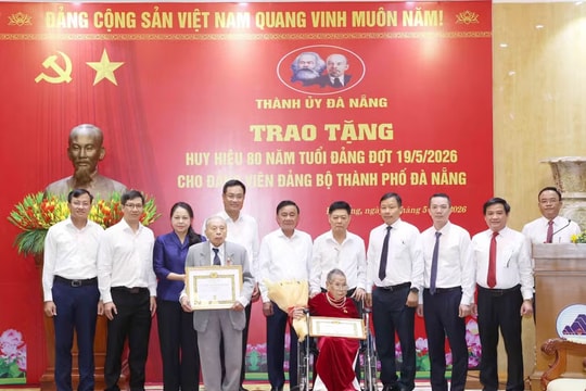 Thường trực Ban Bí thư Trần Cẩm Tú dự Lễ trao tặng Huy hiệu 80 năm tuổi Đảng tại Đà Nẵng