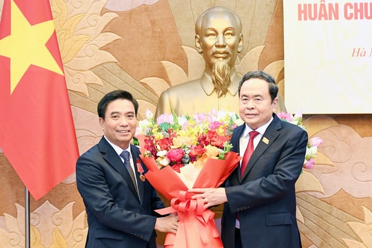 Chủ tịch Quốc hội Trần Thanh Mẫn dự Lễ trao Huân chương Lao động hạng Nhất