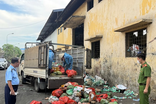 Hà Nội: Kiểm tra, xử lý và buộc tiêu hủy hơn 1,2 tấn thực phẩm nhập lậu