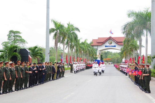 Đón 28 hài cốt liệt sĩ quân tình nguyện và chuyên gia Việt Nam từ Lào về an táng