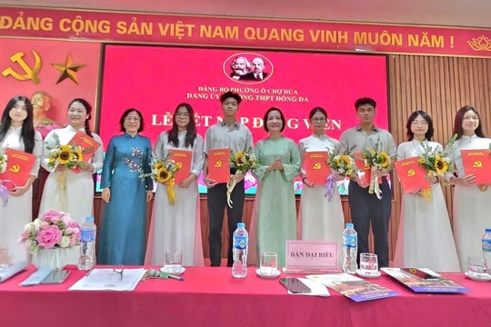 Trường THPT Đống Đa kết nạp Đảng cho 8 học sinh ưu tú