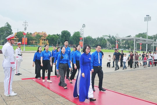 Đoàn Thanh niên Văn phòng Quốc hội vào Lăng viếng Chủ tịch Hồ Chí Minh