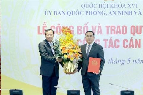 Ủy ban Quốc phòng, An ninh và Đối ngoại trao quyết định về công tác cán bộ