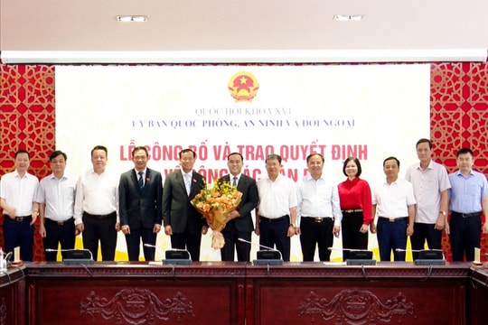 Trao quyết định về công tác cán bộ
