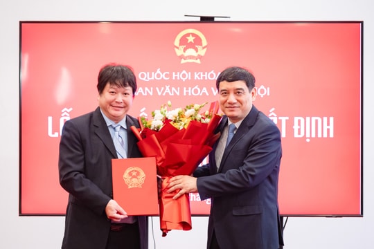 Trao quyết định về công tác cán bộ của Ủy ban Văn hóa và Xã hội