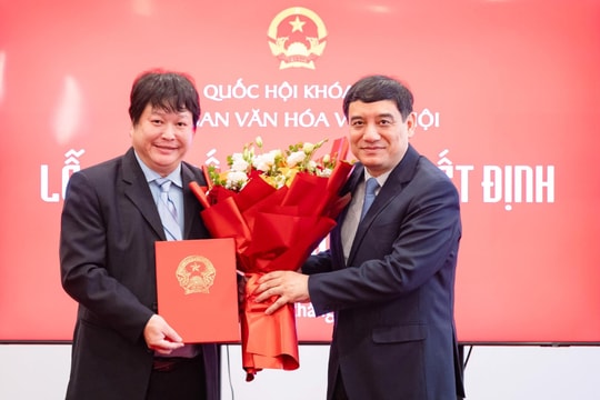 Ủy ban Văn hóa và Xã hội trao quyết định về công tác cán bộ