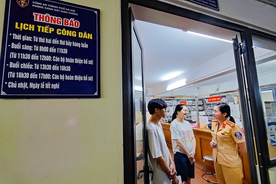 Đi làm thủ tục vào cuối tuần, người dân bất ngờ với cách làm của CSGT Hà Nội