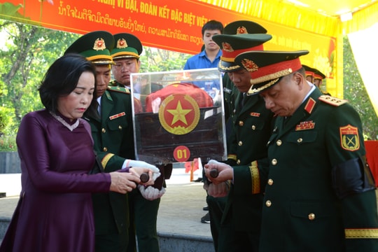 Phó Chủ tịch Quốc hội Nguyễn Thị Thanh dự Lễ truy điệu và an táng 8 hài cốt liệt sĩ hy sinh tại Lào