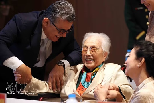 Palestine awards Star of Merit Order to former Vice President Nguyen Thi Binh
