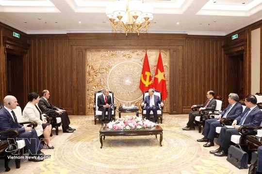 Top leader pledges favourable conditions for US tech firms to invest in Vietnam