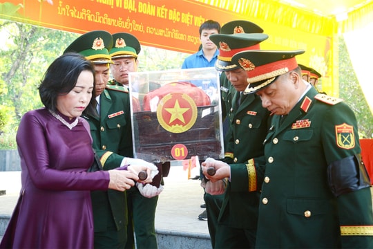 Phó Chủ tịch Quốc hội Nguyễn Thị Thanh dự Lễ truy điệu và an táng 8 hài cốt liệt sĩ hy sinh tại Lào