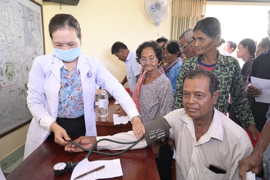An Giang: Khám bệnh, cấp thuốc đến người dân Campuchia