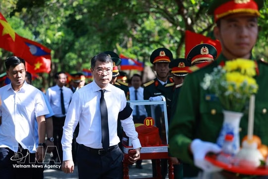 PM attends memorial service, burial for Vietnamese volunteer soldiers, experts died in Laos