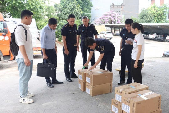 Tạm giữ lô hàng nhập khẩu trị giá 3,5 tỷ đồng có dấu hiệu vi phạm về sở hữu trí tuệ