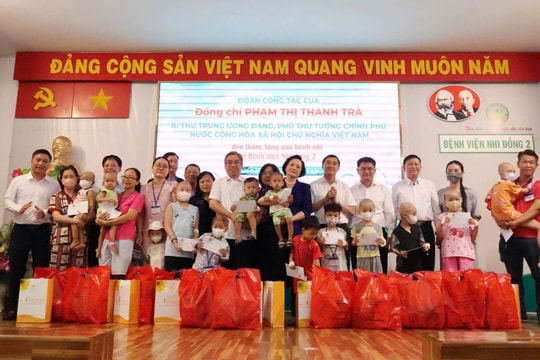 Phó Thủ tướng Phạm Thị Thanh Trà thăm, tặng quà bệnh nhi ung thư tại TP. Hồ Chí Minh