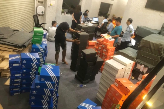 Khi lực lượng chức năng đánh thẳng vào “đại bản doanh” hàng giả online trên Shopee