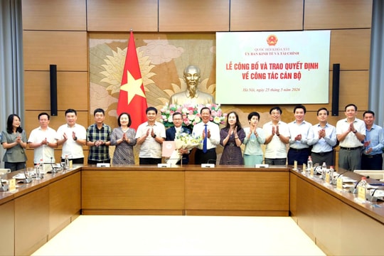 Ủy ban Kinh tế và Tài chính trao quyết định về công tác cán bộ