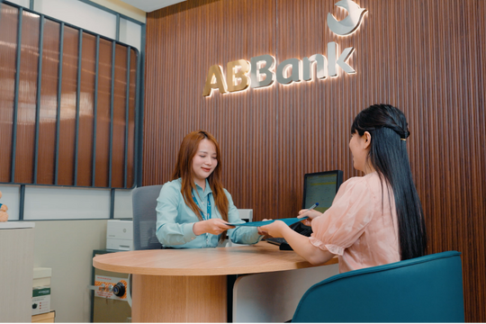 ABBank áp dụng mô hình quầy giao dịch đứng toàn hệ thống, tối ưu trải nghiệm