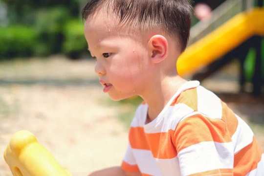 Chuyên gia cảnh báo nguy cơ say nắng, say nóng ở trẻ