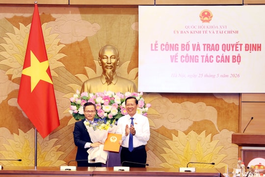 Ủy ban Kinh tế và Tài chính công bố và trao quyết định về công tác cán bộ
