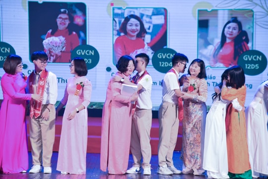 Xúc động lễ tri ân trưởng thành của học sinh khối 12 Trường THPT Phan Huy Chú - Đống Đa