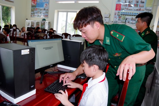 Bộ đội Biên phòng TP. Cần Thơ nâng cao kỹ năng số cho học sinh khó khăn