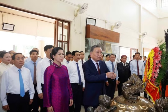 Tổng Bí thư, Chủ tịch nước Tô Lâm dâng hương tưởng niệm Chủ tịch Hồ Chí Minh tại Thái Lan