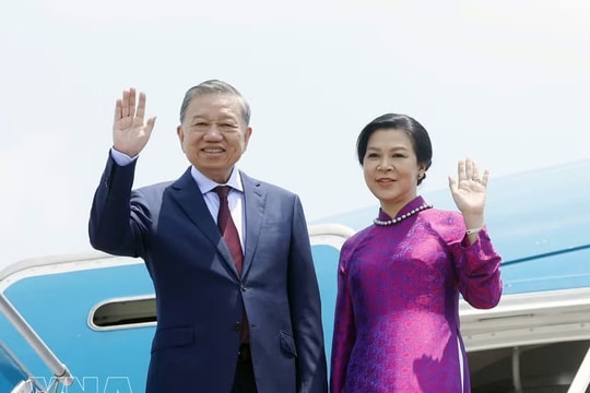 Top leader leaves Hanoi for official visit to Thailand
