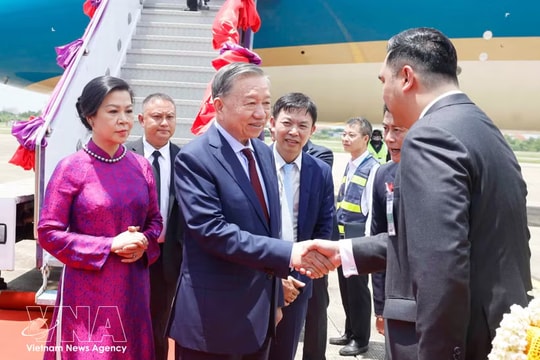 Top Vietnamese leader begins official visit to Thailand