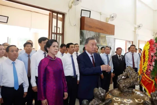 Tổng Bí thư, Chủ tịch nước Tô Lâm dâng hương tưởng niệm Chủ tịch Hồ Chí Minh tại Thái Lan