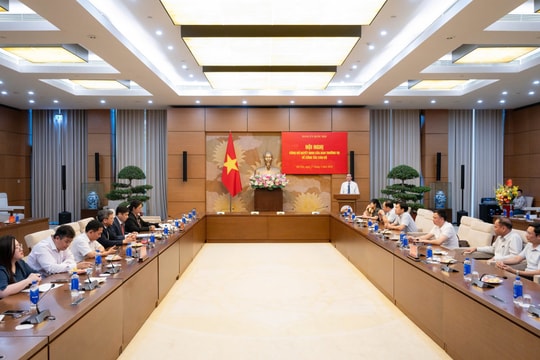 Trao quyết định của Ban Thường vụ Đảng ủy Quốc hội về công tác cán bộ