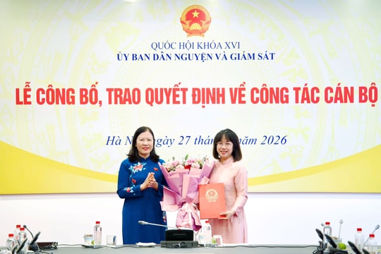 Ủy ban Dân nguyện và Giám sát trao quyết định về công tác cán bộ
