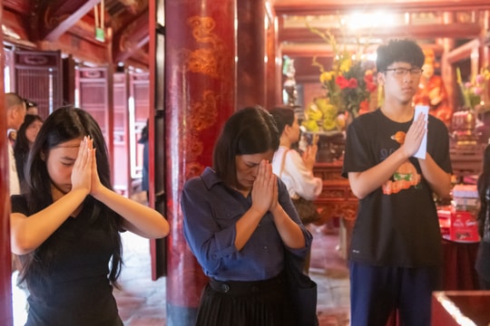 Trước giờ "G" thi vào lớp 10: Học sinh, phụ huynh đổ về đến Văn Miếu cầu đỗ đạt