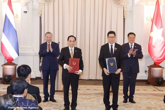 Vietnamese, Thai leaders witness exchange of cooperation agreements, launch logo marking 50-year ties
