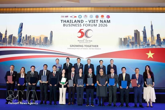 Top leader attends Vietnam-Thailand business forum in Bangkok