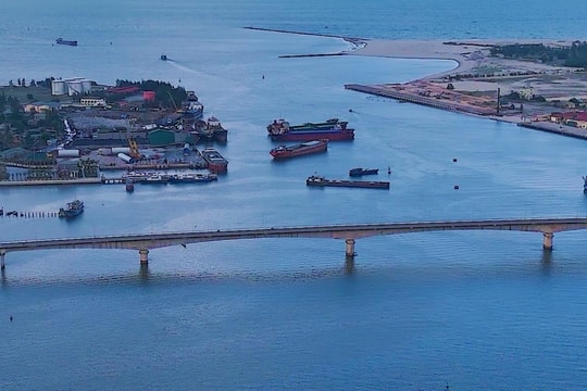 Cửa biển Cửa Việt: Tàu thuyền mắc cạn, sinh kế bấp bênh