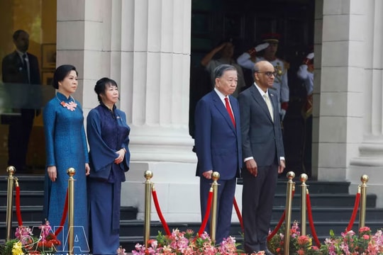 Singapore holds official welcome ceremony for Vietnamese Party and State leader