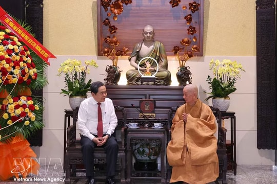 Top legislator extends Vesak greetings in Ho Chi Minh City