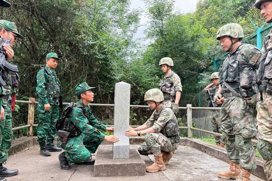 Đồn Biên phòng Cửa khẩu Quốc tế Trà Lĩnh và Trạm Hội ngộ hội đàm Bộ đội Biên phòng địa khu Tịnh Tây (Trung Quốc) tuần tra song phương khu vực biên giới